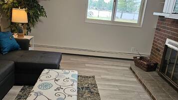 TV connectée, lecteur de DVD, livres