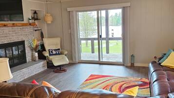 TV connectée, lecteur de DVD, livres