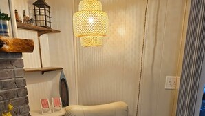 Een moderne lounge stoel met een kussen waarop een staat silhouet en het woord 'LOVE' staat.