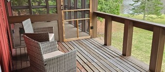 Relaxing getaway with A/C, high speed wifi, kayaks, and is dog friendly. 