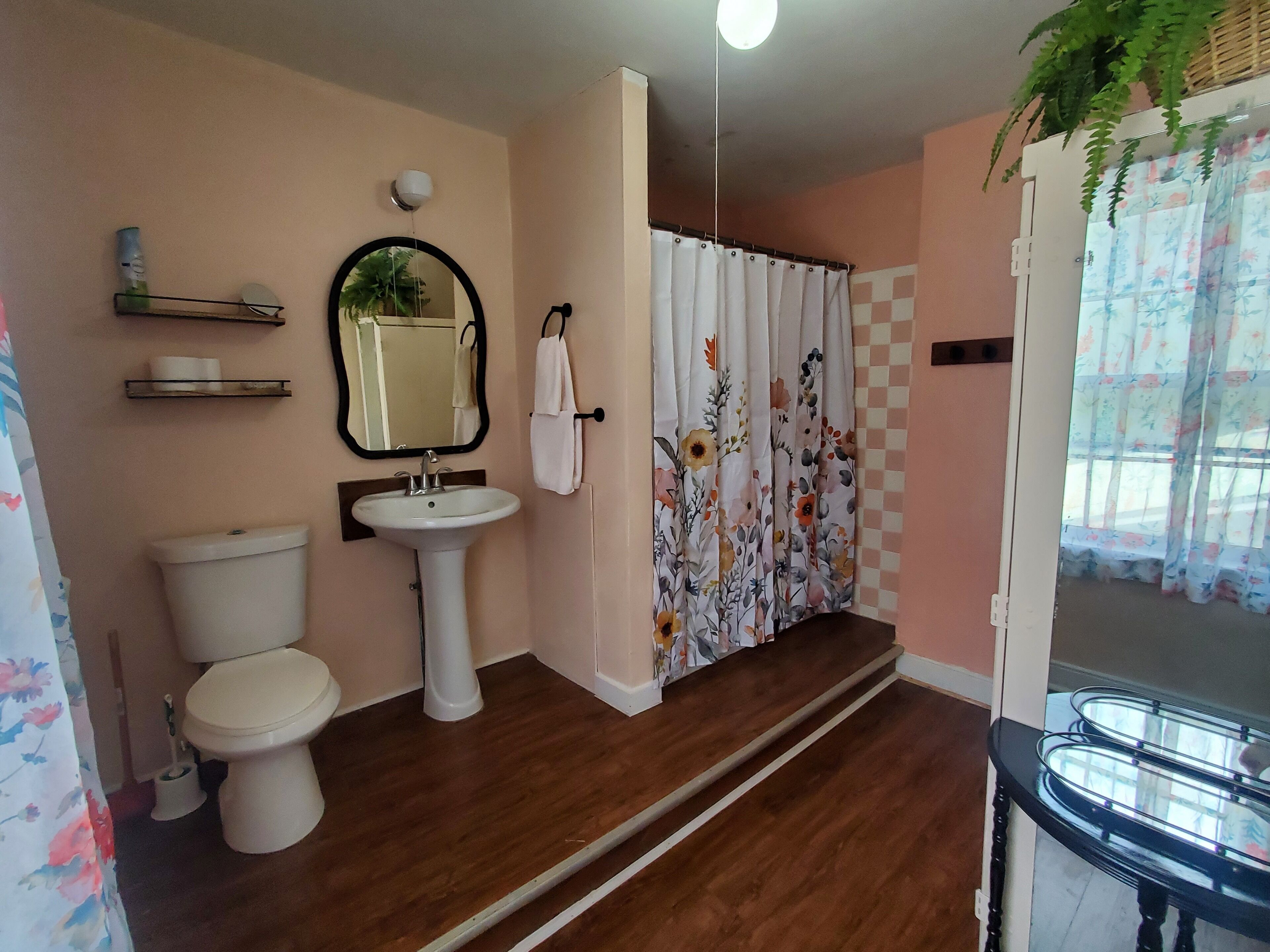 1900's Farmhouse, just a stroll away from to Thomas Jefferson's childhood home