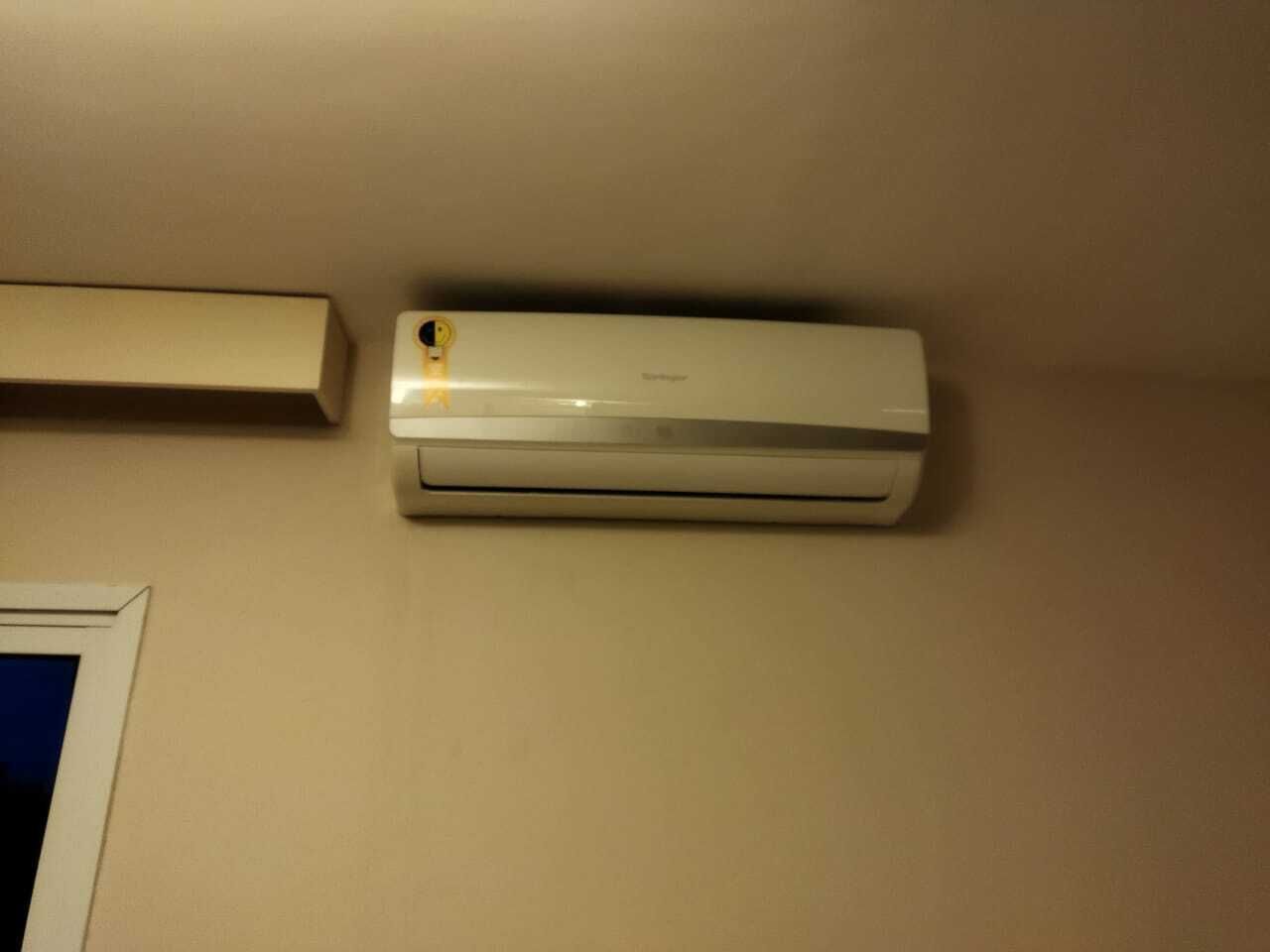 Un equipo de aire acondicionado instalado en la pared.
