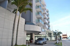 Front of property - Flat TOP pra homeoffice internet voando (Macaé)
