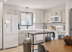 Fridge, microwave, oven, stovetop - NEW! Pool/Hot tub/Summer Family Fun! On Mtn @ Camelback (Tannersville)