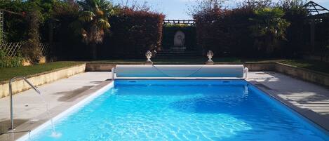 Alberca al aire libre y alberca climatizada