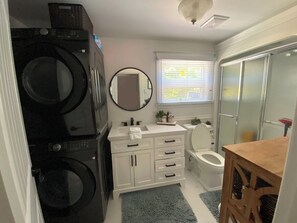 Dusche, Haartrockner, Handtücher, Seife