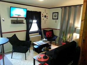 Living area - Corner Cabin, Romantic Getaway ;) (Lincoln)