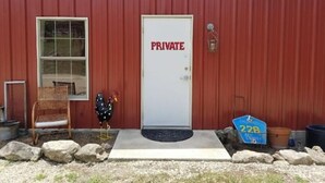 Un edificio rojo con una puerta blanca que indica "PRIVATE".