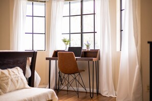 2 室のベッドルーム、デスク、WiFi (無料)、ベッドシーツ
