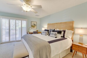 2 bedrooms, desk, iron/ironing board, travel cot - Walk to Beach: Hilton Head Island Resort Gem (Hilton Head Island)