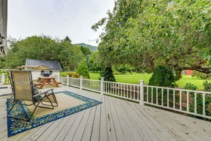 Outdoor dining - Maggie Valley Historic Farmhouse on 5 Acres! (Maggie Valley)