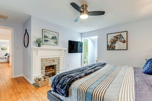 4 bedrooms, desk, iron/ironing board, WiFi - Maggie Valley Historic Farmhouse on 5 Acres! (Maggie Valley)