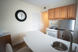 Micro-ondes, four, plaque de cuisson, lave-vaisselle