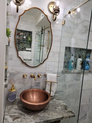 Hair dryer, towels, soap, shampoo - Historic Intimate Studio A (Haines City)