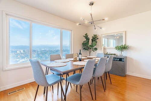 Spacious 4BR Home w/ Stunning Views Near SF