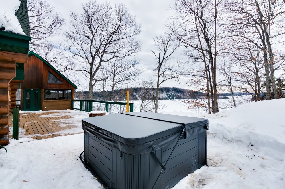 Magnificent log cabin with stunning views and water access