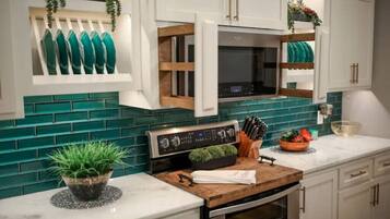 Geladeira, micro-ondas, fogão, cooktop