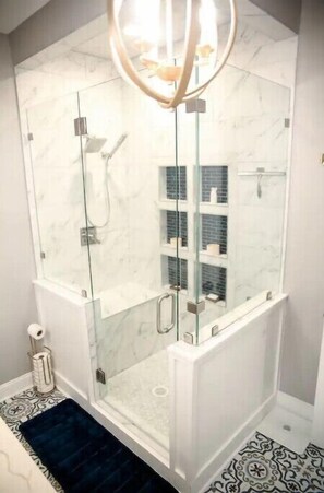 Een douche, een haardroger, handdoeken, zeep