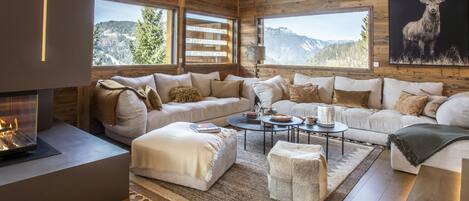 Tv, eldstad, tv-spel och en stereo