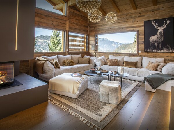 Een televisie, een open haard, videogames en een stereo