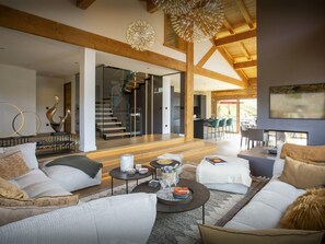 Televisión, chimenea, videojuegos y estéreo 