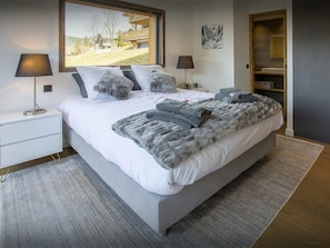 5 bedrooms, iron/ironing board, WiFi, bed sheets