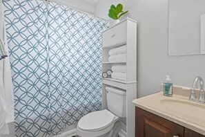 Serviettes fournies, savon, shampoing, papier toilette