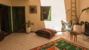 Deluxe Room | Living area