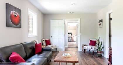 Inn at 84 McIntosh: Cozy 1BR private entrance/bath