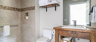 Inn at 84 McIntosh: Cozy 1BR private entrance/bath
