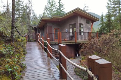 Waterview Architectural Gem - Romantic Seclusion!