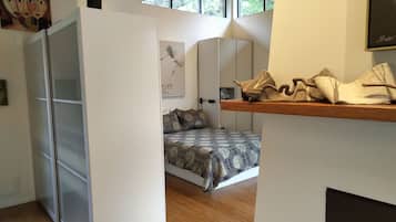 1 bedroom, iron/ironing board, WiFi (free), bed sheets