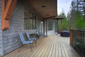 Outdoor dining - Waterview Architectural Gem - Romantic Seclusion! (Madeira Park)