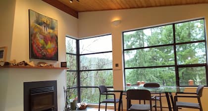 Waterview Architectural Gem - Romantic Seclusion!