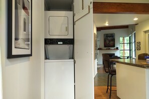 Een keuken met een ingebouwde oven en een eethoek met een bar.
