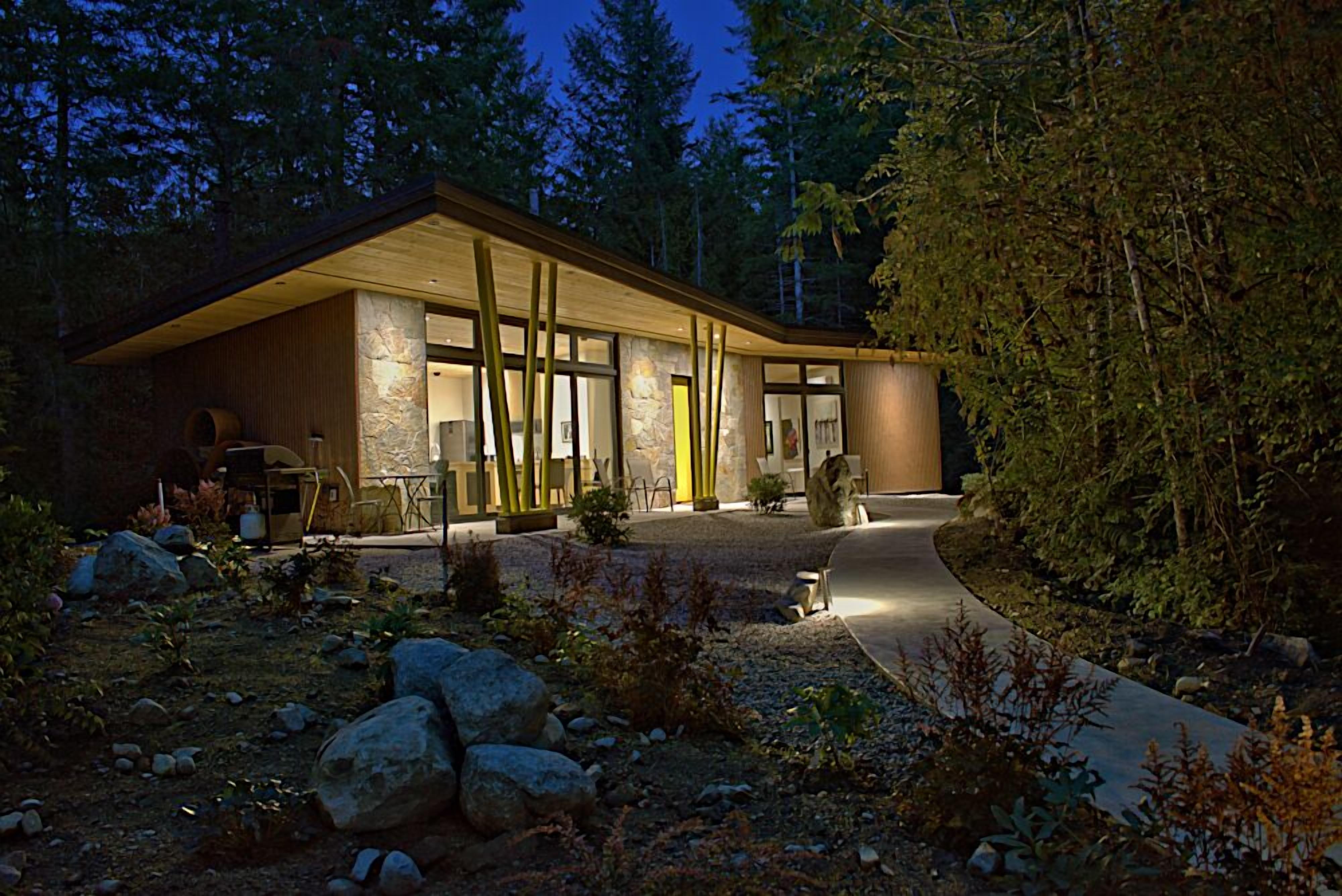 Modern Forest Guest House - Accessible Seclusion!