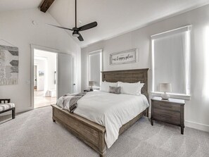 3 habitaciones, escritorio y tabla de planchar con plancha 