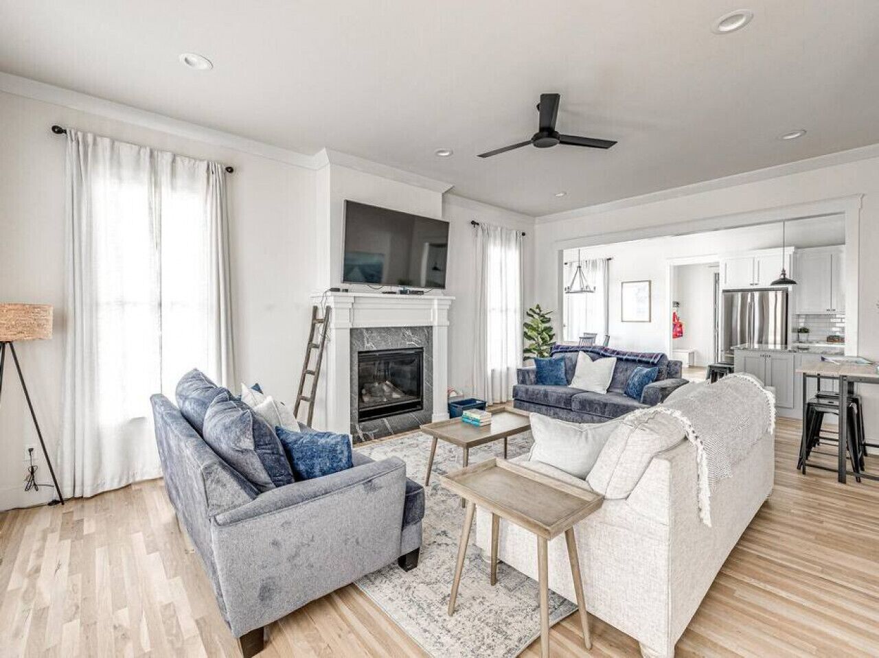 Luxury 4B/2.5B Lake Retreat