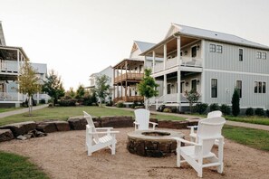 Property grounds - Luxury 4B/2.5B Lake Retreat (Carlton Landing)