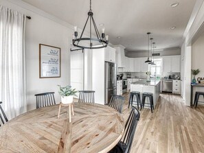 Dining - Luxury 4B/2.5B Lake Retreat (Carlton Landing)