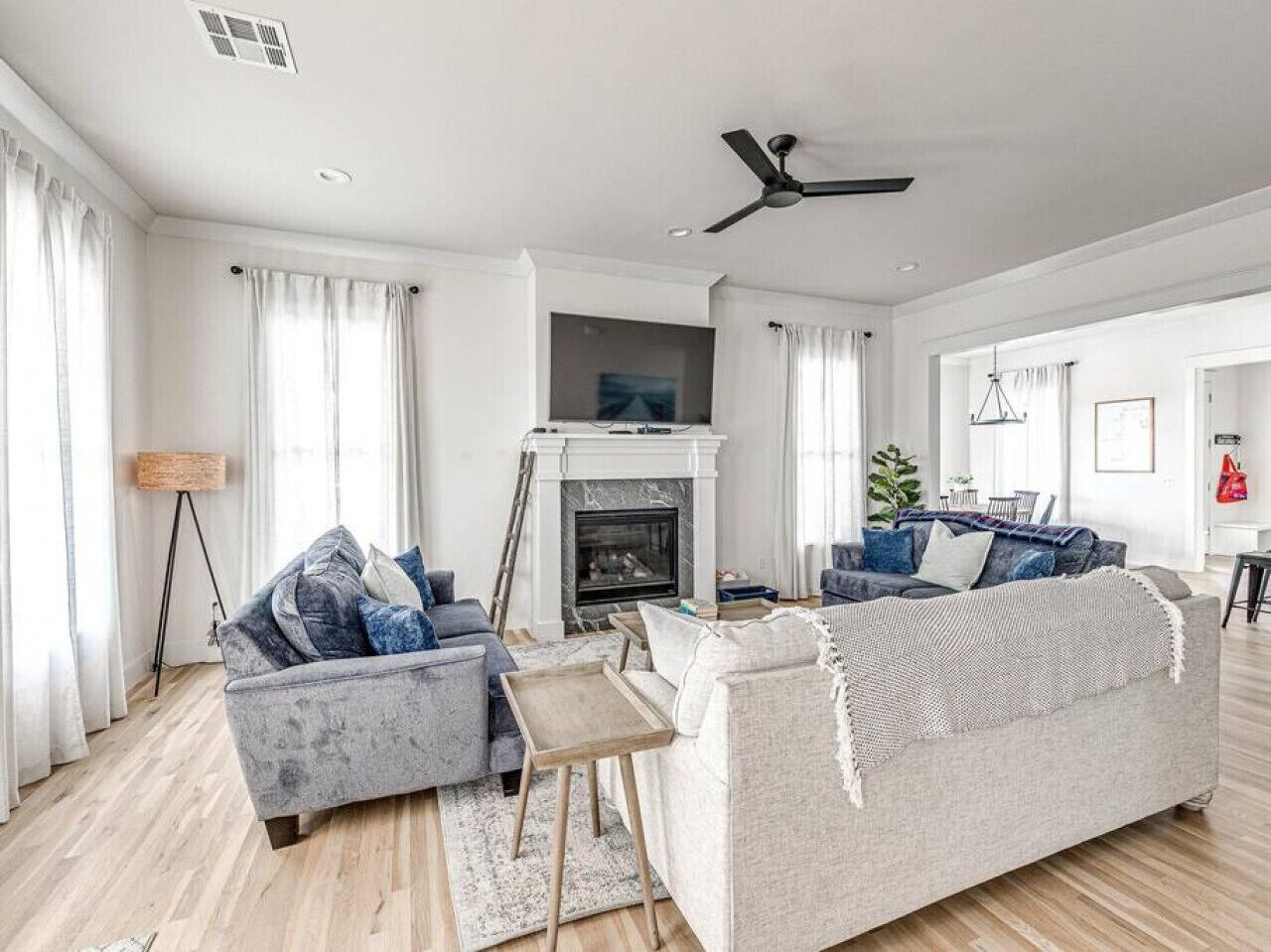 Luxury 4B/2.5B Lake Retreat