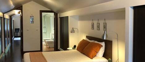4 habitaciones, tabla de planchar con plancha y internet gratis