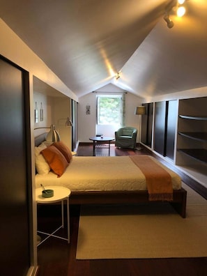4 bedrooms, desk, iron/ironing board, free Internet