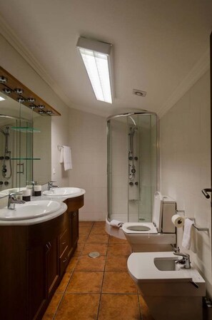 A modern bathroom with two sinks, a glass-enclosed shower, and a toilet. - Casa do Monte - Garden & Sea sight (Caloura)