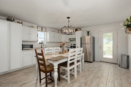 Cheerful two bedroom cottage with stunning sunsets