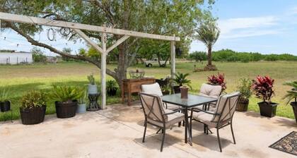 Cheerful two bedroom cottage with stunning sunsets