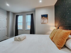 3 bedrooms, desk, WiFi, bed sheets - KingSuite / 3 King Beds / Pool Table / Ping-Pong Table (Philadelphia)