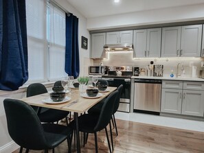 Fridge, microwave, oven, stovetop - KingSuite / 3 King Beds / Pool Table / Ping-Pong Table (Philadelphia)