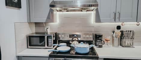 Réfrigérateur, micro-ondes, four, plaque de cuisson