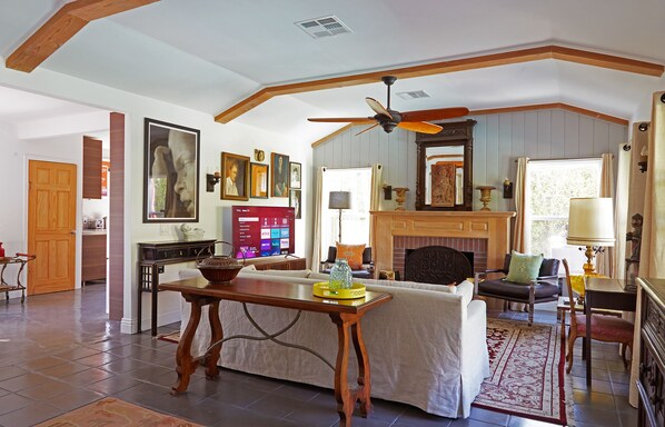 Fireplace - Charming Palm Springs 1940 cottage and Casita (Palm Springs)